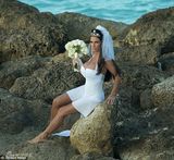 组图：波霸乔丹海滩婚纱照曝光 巨波傲人频走光