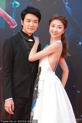 组图：颜卓灵红毯镂空秀美背 携手蔡瀚亿卖萌