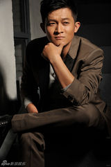 组图：杨志刚个性写真沧桑于眉目 举手露不羁