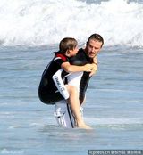 组图：贝克汉姆和儿子大玩冲浪 克鲁兹不敢下水 