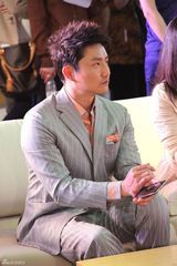 组图：涂松岩意式西装亮相优雅庄重