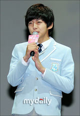 组图：东浩金秀妍等出席新剧《realschool》记者会