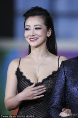 组图：陈紫函蕾丝吊装礼服胸前泄春光