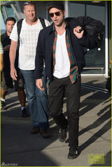 组图：罗伯特-帕丁森现身 黑超遮面帅气有型