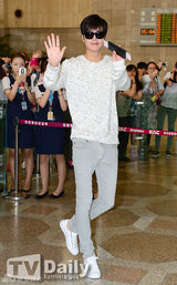 组图：李敏镐现身机场 工作人员争拍照