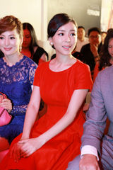 组图：张静初红裙亮相北京 娇艳花容倾城优雅