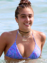 组图：麦当娜17岁女儿泳装秀大胸 骑同伴玩疯