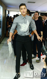 组图：Super Junior崔始源出席时尚活动 获粉丝闪光灯洗礼