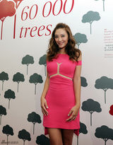 组图：应采儿粉裙甜美现身 大显妩媚女人味