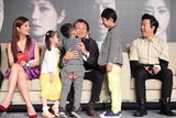 组图：《亲爱的》首映 赵薇黄渤与孩子温馨互动