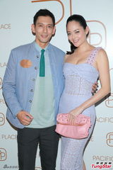 组图：黄伟文王若琳亮相 印花西装配文艺短裙