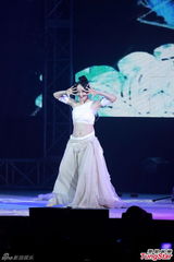 组图：萨顶顶纯白裙露腰 姿态多样展现柔软肢体