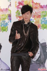 组图：无惧香港春浪遇风雨 林俊杰自夸招好天气