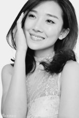 组图：菅韧姿黑白轻纱写真朴素典雅