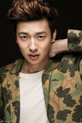 组图：纪子墨写真曝光 迷彩西服潮范儿十足