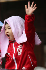 组图：《爸爸去哪儿》姐姐Grace（曹格女儿）玩游戏热情高涨