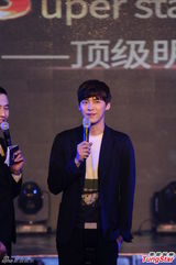 组图：李易峰卖萌耍帅逗乐 数百粉丝被挡门外