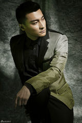 组图：贺刚复古写真大片来袭 坚毅自信气场强大