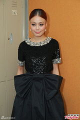 组图：容祖儿黑裙亮相港姐决赛 端庄优雅