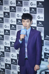 独家：SJ变彩虹团 希澈特立独行偏爱剪刀手