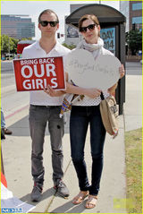 组图：海瑟薇与老公现身街头 声援被绑架女学生