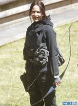 组图：劳伦斯赶拍新片窘态百出 候场时打伞卖萌