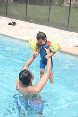 组图：刘烨法国豪宅曝光 与妻子孩子泳池嬉戏