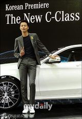 组图：赵寅成等现身釜山车展 看完帅男看车模