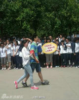 组图：交卷后终结地下情 高三情侣高调走出考场