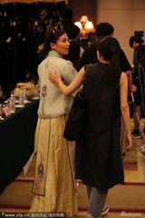 组图：少奶奶慢走！刘涛民国贵妇装与粉丝说笑