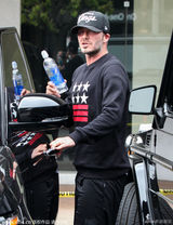 组图：贝克汉姆停车场暴怒 挑衅俩肌肉男竖中指