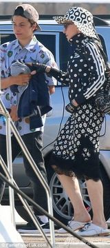 组图：56岁麦当娜黑白运动混搭现身 登游艇出海