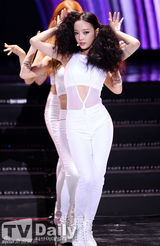 组图：韩团Kara发布会 露脐白衣性感十足