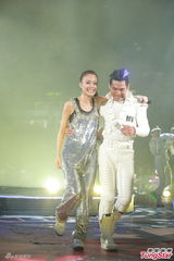 组图：杜德伟演唱会后激吻妻子 拒邀旧爱上台