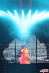 组图：陈奕迅北京开唱不慎滑倒 孙杨谢杏芳撑场