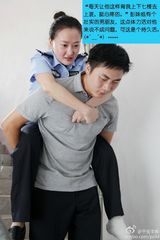 组图：民警背骨折女友上班获点赞 拐子警花清秀