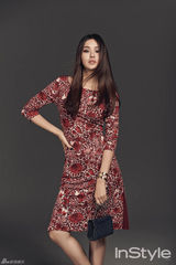 组图：韩星李荷妮写真 性感眼神展别样风情