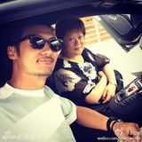 组图：明星奶爸齐过父亲节 陈坤携子卖萌抢镜