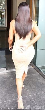 组图：金-卡戴珊裸色深V裙出街 豪乳荡漾显韵味