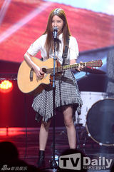 组图：f(x)爵士装热情献唱 夺冠激动互拥