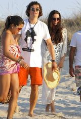 组图：精灵王子揍完比伯心情好 1男泡2女享艳福