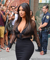 组图：卡戴珊深V装秀奶 制服男紧盯臀部咽口水