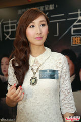 组图：高海宁短裙秀长腿 梁烈唯拒向母亲谈剧情