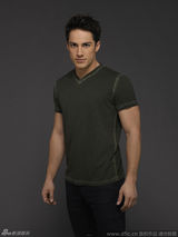 组图：《吸血鬼》曝写真 妮娜深V礼服露腰线