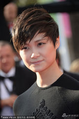 组图：李宇春黑衣裤亮相戛纳 中性风帅气