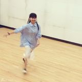 组图：小彩旗清纯演剧版静秋 素颜排练发辫独特