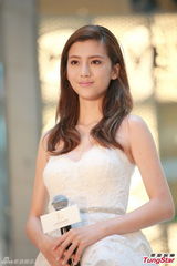 组图：吴千语低胸雪白婚纱现身 气质优雅