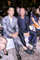 组图：韩庚受邀米兰看秀 绅士雅痞游刃有余