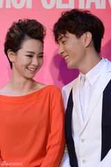 组图：李承铉戚薇热恋首亮相 已见过女方父母