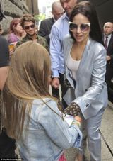组图：Lady Gaga干练西装OL范 墨镜遮眼遛狗